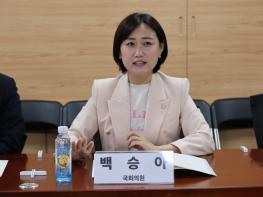 백승아,“가입도 어렵고, 활용도 안 되는 AI디지털교과서...교과서 지위 박탈해야” 기사 이미지
