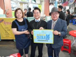 야시장에 모여라! 춘천, 전통시장 살리는 주말 밤의 활력 기사 이미지