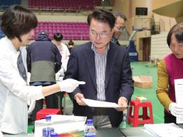 육동한 춘천시장, 대선 공보물 발송 현장 점검 기사 이미지