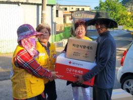 영동군 상촌면 적십자봉사회, 화재 피해 외국인 근로자에 긴급구호물품 전달 기사 이미지