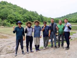 김성 장흥군수, 농번기 모내기 일손돕기 나서 기사 이미지