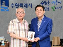 독립운동가 후손 이재준 수원시장, ‘임면수 평전’ 저자에게 수원포럼 제안  기사 이미지