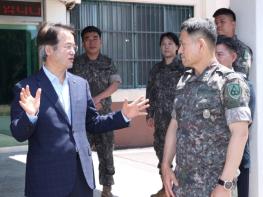 이동환 고양시장, 제60보병사단 부대 방문…관군 협력 강화 논의 기사 이미지