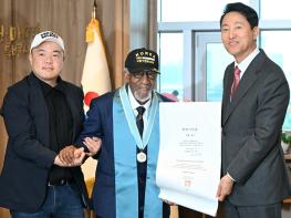 오세훈 시장, 한국전쟁 참전 미국인 제롬 골더 만나 명예시민증 전달 기사 이미지