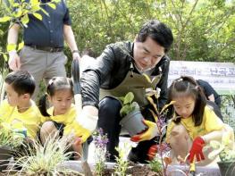 관악구, 자투리 공간을 힐링 스폿으로! 주민과 함께 '난곡로 사계절 생생정원' 완성 기사 이미지