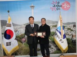 부산 중구, (사)중구전통시장연합회 三多사업 추진 감사패 수여 및 이웃돕기 성품 기탁식 개최 기사 이미지