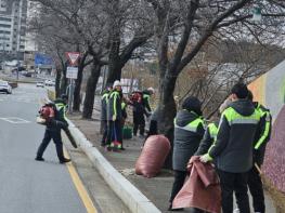 공주시 웅진동자율방범대, 가로 정화 활동 펼쳐 기사 이미지
