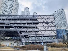 화성특례시, 동탄호수공원 주차타워 대형 벽시계 설치...호수공원의 새로운 얼굴 기사 이미지