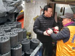 심재억 강북구의회 도시복지위원장, ‘사랑의 연탄’ 나눔 봉사 참여... “함께 살아가는 따뜻한 온기 되길” 기사 이미지