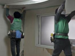 시흥시 신천동 새마을지도자협의회·부녀회, 소외계층 주거환경 개선 '집수리 봉사' 전개 기사 이미지