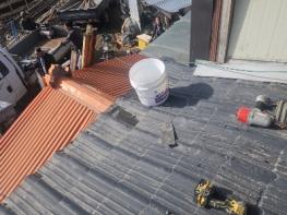 강풍으로 피해를 본 독거노인 가구, 홍천군 지역업체와 이웃들의 온정으로 복구 기사 이미지