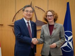 조현 외교부 장관, NATO 사무차장 면담 기사 이미지