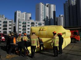 서산소방서, 고층 추락사고 대비 공기안전매트 신속 설치 훈련 실시 기사 이미지