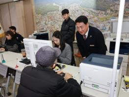 영동군, 민생안정지원금 신청 ‘첫날부터 북적’… 1인당 50만 원 선불카드 지급 기사 이미지