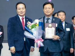 구리시의회 신동화 의장, '제18회 대한민국지방의정봉사대상' 수상 기사 이미지