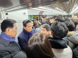 김주영 의원, 김민석 총리 면담에 이어 김용석 대광위원장과 ‘김포골드라인’출근길 현장 나서 기사 이미지