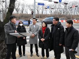 서울시의회 박춘선 의원, 가산한내보도육교 앞 교차로 민원현장 점검 기사 이미지