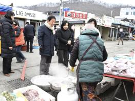 대구광역시 군위군의회, 설맞이 장보기 행사로 명절 준비 기사 이미지