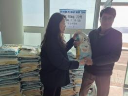 기장군 일광읍, 민관협력 지원사업 ‘온기나눔’ 통해 겨울철 취약계층 안전확인 및 성품전달 기사 이미지