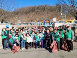 군위군 “아이들 돌아올 날 기다리며...” 효령면 새마을회, 초등학교 주변 환경정비 펼쳐 기사 이미지