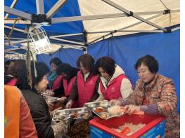 구미시여성단체협의회, 봉사활동으로‘사랑의 온도’높여 기사 이미지