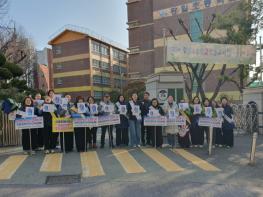 부산 중구자원봉사센터, 광일초 녹색어머니회·대청파출소와 ‘2026 세계 자원봉사자의 해’ 교통캠페인 전개 기사 이미지