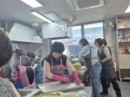 남양주시 와부읍 이장협의회, 어울림봉사단 국수봉사 후원금 전달  기사 이미지