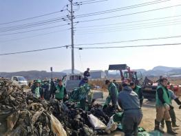 안성시 원곡면 새마을협의회, 영농 폐기물 6톤 수거… 깨끗한 농촌 만들기 앞장 기사 이미지