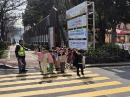 제주도교육청 봉개초병설유치원, 도로횡단 3원칙 ‘서다·보다·걷다’ 신학기 교통안전교육 실시 기사 이미지