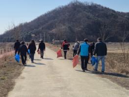 진천군, 새봄맞이 민·관·산·학 연합 환경정화 실시 기사 이미지
