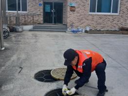 고성군 보건소, 유충구제로 모기 500배 차단 효과 기대 기사 이미지