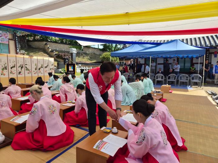 신영재 홍천군수 후보 선거사무소 개소식 성황…  “삼각편대의 힘으로 중단 없는 홍천 발전 이어가겠다”