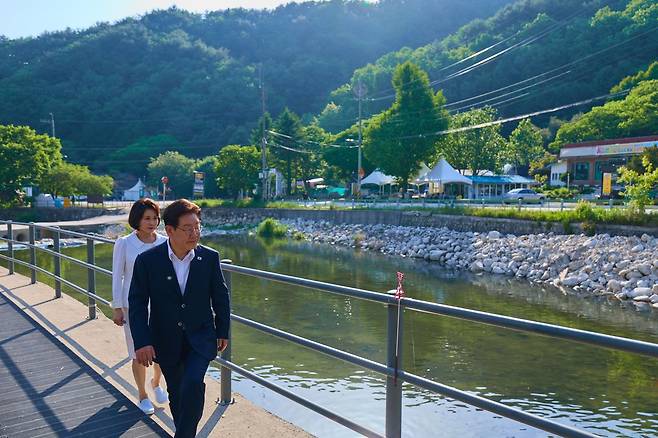 이재명 대통령, 부처님 오신 날 포천 백운계곡 방문  이재명 경기도지사-박윤국 포천시장 협력행정 대표 성과 재조명