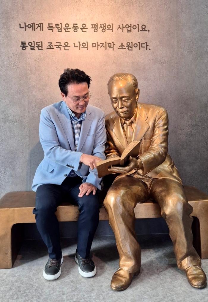 안민석, 당선 이튿날 몽양기념관 방문 “경기도 곳곳을 살아 있는 역사교실로 만들 것”