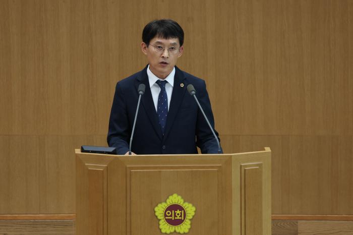 이주현 의원, 임시회 본회의 5분 자유발언, 추미애지사에게 안성휴게소의원 폐쇄 철회 서명부 전달 및 정상화 촉구