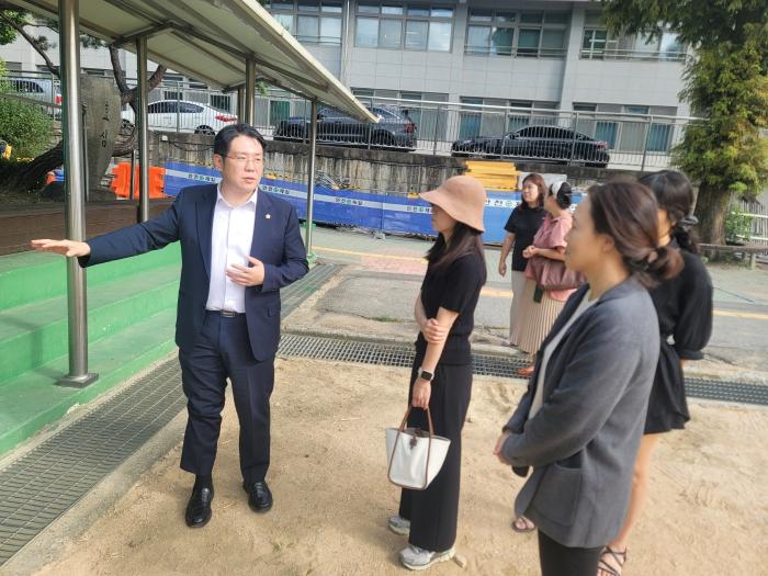 김현석 경기도의원, 과천 청계초 현장 방문… “공사 정상화·체육관 누수 해결 끝까지 챙길 것” 기사 이미지