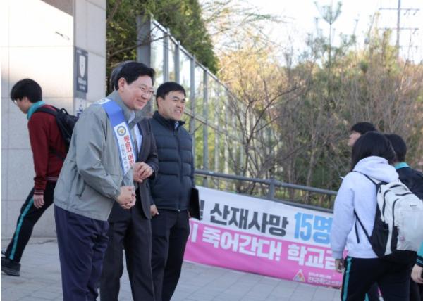 이상일 용인특례시장, 성복고등학교에서 개인형 이동장치 안전 캠페인 참여