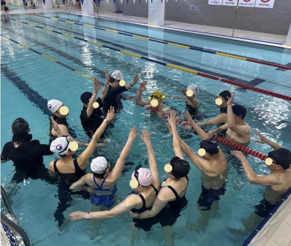 강북구보건소-국립재활원, 재활·여가 결합 '수중재활운동 프로그램' 운영 기사 이미지