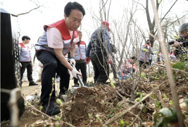 서대문구 소백산 자생 철쭉으로 안산 봉수대 철쭉동산 조성 기사 이미지
