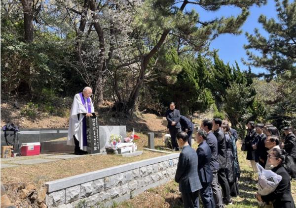 부산 남구, 故 안성녀 여사 72주기 추모 묘소 참배 기사 이미지