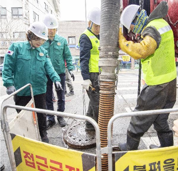 박희영 용산구청장, 우기 대비해 빗물받이 준설 현장 점검 기사 이미지