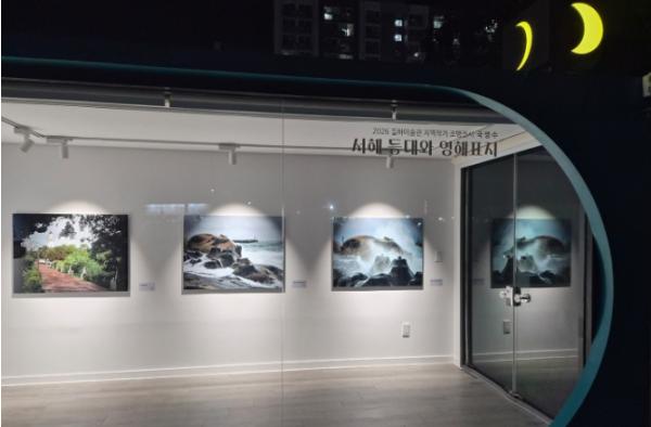 정읍 달하미술관, 지역 작가전 개막…“도심에서 만나는 서해 등대”