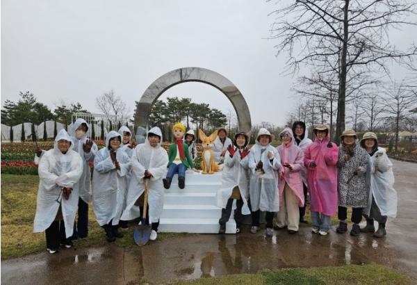 평택시민정원사, 봄비 속 봄꽃 심기로 정원에 생기 더해 기사 이미지