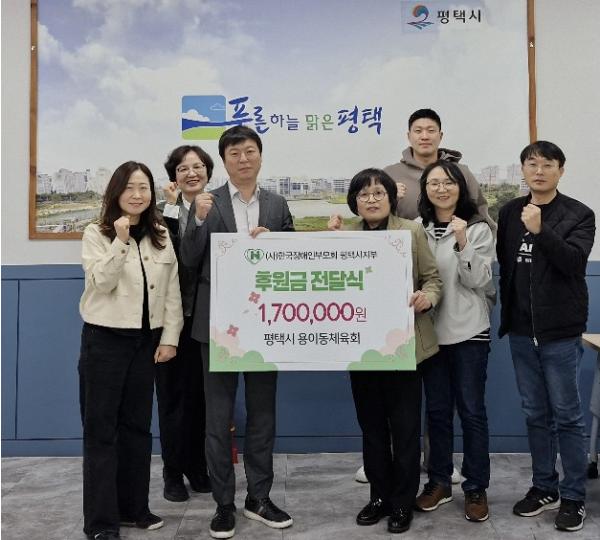 평택시 용이동 체육회, ‘사랑의 군고구마’ 수익금 기부 기사 이미지