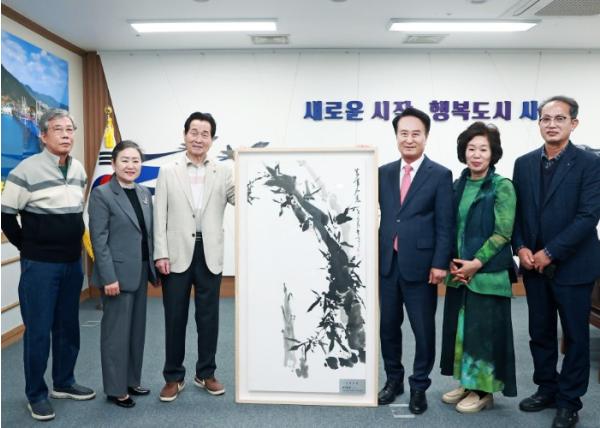전통예술 문인화 조영실 명인, 사천시에 작품 기탁 기사 이미지