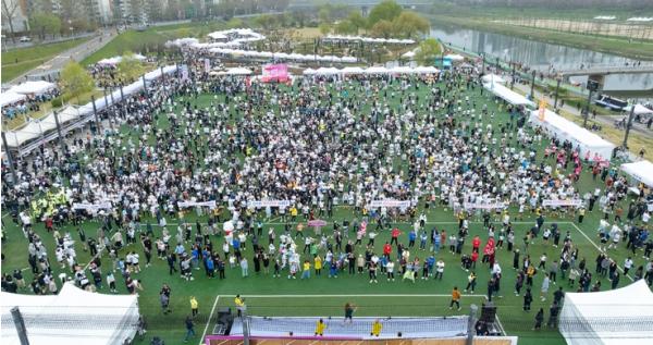 양천구, 안양천 물들인 8,400명의 열정...역대급 규모로 치러진 ‘양천마라톤’ 성황리 마무리 기사 이미지