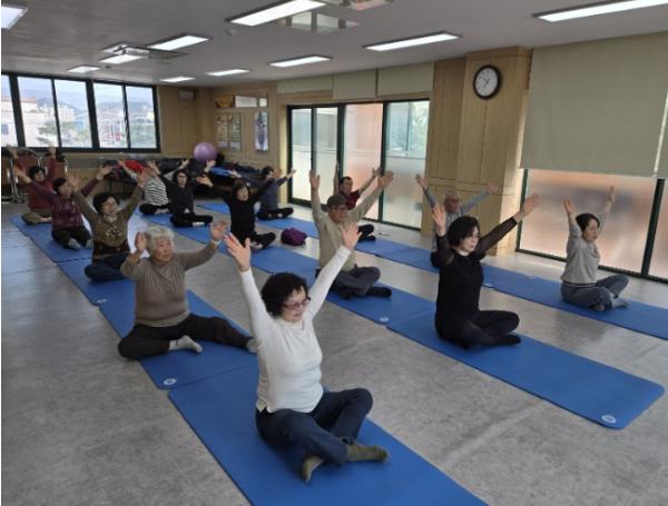 영동군노인복지관, 영동군보건소와 연계한 ‘한방튼튼 운동교실’ 운영 기사 이미지