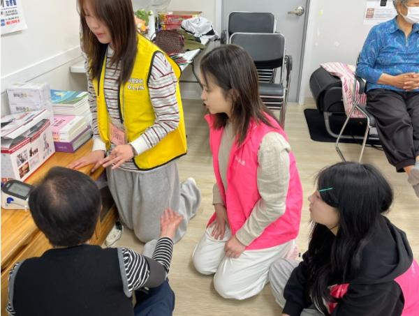 강릉시청소년자원봉사단 ‘꿈나눔꾼’ 2기경로당 봉사활동으로 본격 활동 시작 기사 이미지