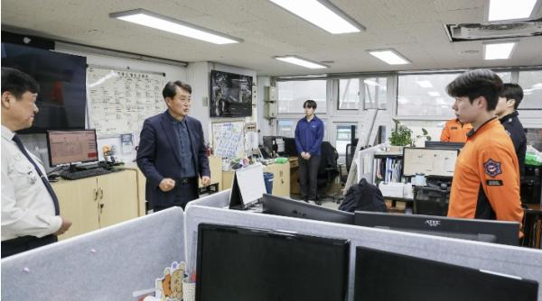 하은호 군포시장, 신속한 구조활동 펼친 소방대원 격려...철쭉축제 안전 대응도 당부 기사 이미지