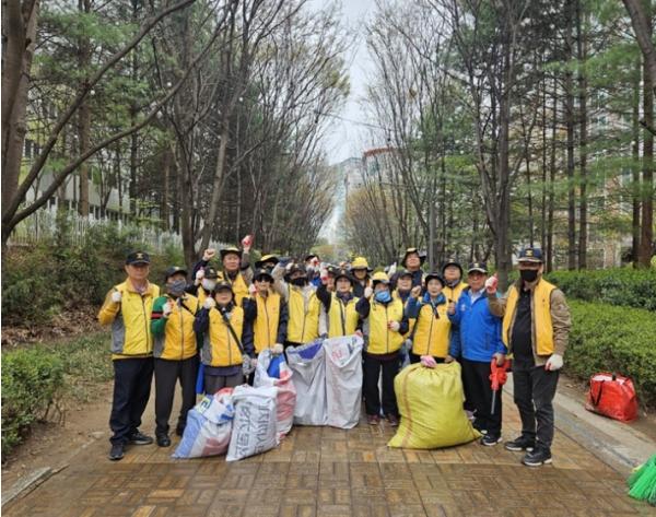파주시 운정1동 실버경찰대 봉사단, 봄맞이 환경정화 봉사 기사 이미지